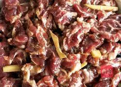 Illustration of steaming beef with cloud fungus and enoki mushrooms 5