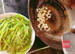 Illustration of how to make fried long beans with pork 11