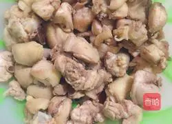 Illustration of how to make potato stewed chicken legs 1