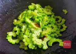 Illustration of how to make bitter melon and scrambled eggs, a must-have in summer to clear away heat and relieve heat 6