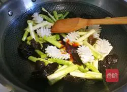 Stir-fried squid flowers with asparagus Practice illustration 3