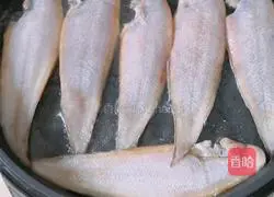 Fragrant pan-fried Illustration of how to make dragon fish 3