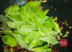 Illustration of how to stir-fry bacon with lettuce 6