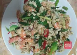 Illustration of how to make fried eggs with garlic sprouts and shrimps 6