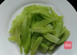Illustration of how to stir-fry lettuce and shrimp 2