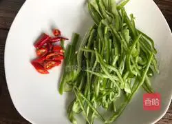 Illustration of how to make spicy stir-fried shredded pork with white jade mushroom 3