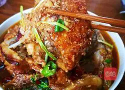 Illustration of how to cook pork belly and fat fish head 10