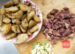Illustration of how to cook beef with potatoes 5