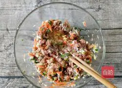 Illustration of how to make steamed carrot meatballs 3