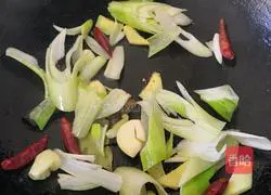 Illustration of braised pig's feet with mushrooms and peanuts 10