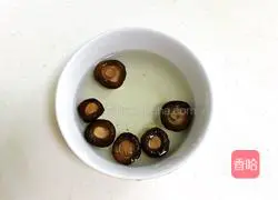 Illustration of how to steam chicken legs with Cordyceps flowers 2