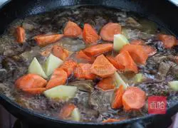 Illustration of braised lamb chops and stewed potatoes 8