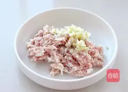 Illustration of how to make crystal pork radish rolls 2