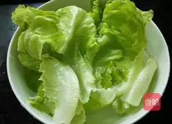 Illustration of how to make minced meat and lettuce 1