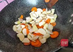 Illustration of how to make fried shredded pork with wild rice edamame 6