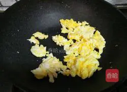 Illustration of how to make cucumber scrambled eggs 6