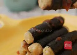 Illustration of how to make seaweed chicken rolls 7