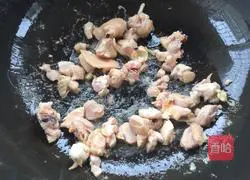 Illustration of how to make curry potato braised chicken 2