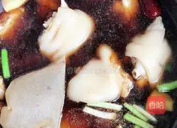 Illustration of home-style braised pig trotters 9