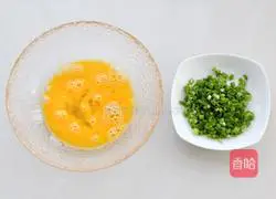 Illustration of how to make scallion bacon egg pancake 2