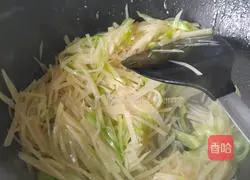 Illustration of how to make green pepper and potato shreds 2