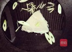 Illustration of how to make spicy shredded chicken 1