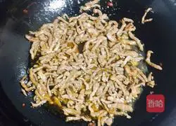 Illustration of how to make fried beef with onions 6