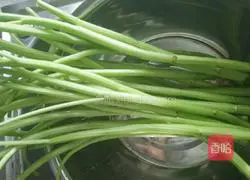 Illustration of how to make appetizing spicy diced cabbage stalks 1