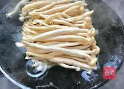 Illustration of how to make fresh tea tree mushrooms with minced meat 6