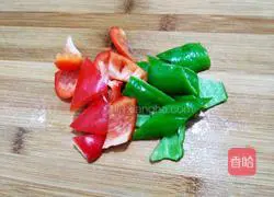 Illustration of how to make fried pork slices with green and red pepper and zucchini 9