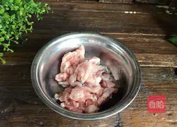 Illustration of how to make fried shredded pork with wild rice 1