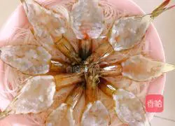 Illustration of how to make garlic-flavored open-back shrimp 3