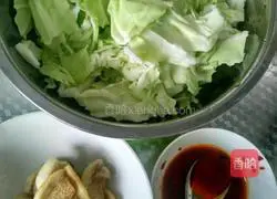Illustration of how to cook cabbage with oil residue 1