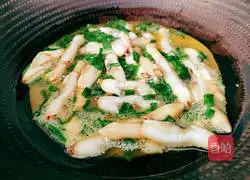 Illustration of how to make scrambled eggs with razor clams 9