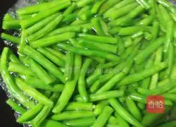 Illustration of how to make stir-fried green beans 1