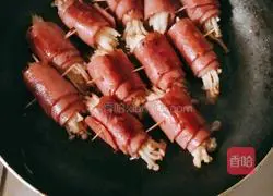 Illustration of how to make bacon enoki mushroom rolls 3