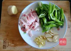 This kind of stir-fried pork Illustration of how to make farm-style stir-fried pork 1