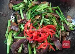 Illustration of how to make fried bacon with garlic moss 10