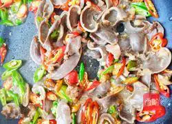 Illustration of how to stir-fry spicy duck gizzards 6