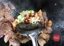 Illustration of how to stir-fry bacon and lettuce 8