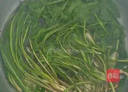 Illustration of how to make dandelion scrambled eggs 1