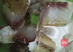 Illustration of how to make pan-fried grass carp cubes 3