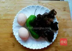 Illustration of how to make fried eggs with green pepper and fungus 1