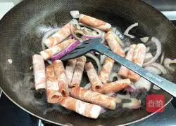 Illustration of how to stir-fry mutton with pepper, onion and cumin 3