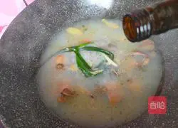 Illustration of how to cook river clams with pickled vegetables 8