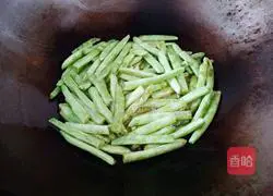 Illustration of how to make stir-fried green beans with garlic 8