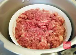 Illustration of how to make steamed pork with rice flour 7