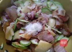 Illustration of how to make bacon braised rice in a lazy rice cooker 12