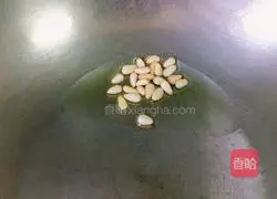 Illustration of how to make potato shreds with pepper oil 5