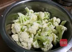 Illustration of how to make fried pork with cauliflower 3